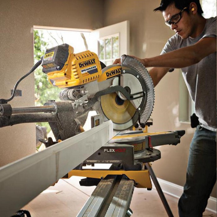 Пила циркулярная с аккумулятором DeWALT DHS780T2A – Пилы циркулярные